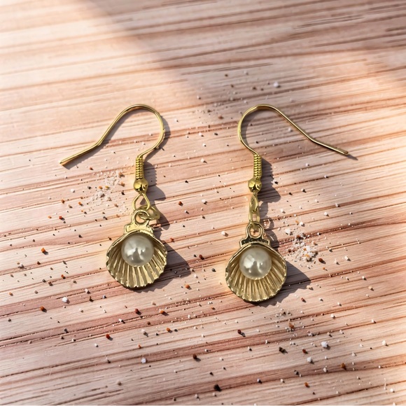 🌊🐚 Handmade 18k Gold Plated Pearl Shell Lightweight Dangle Earrings 🌊🐚 - Picture 2 of 2